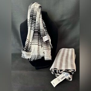 🧣NWT 36” Infinity 🧣 Scarf
92” long black and white striped scarf
See pics